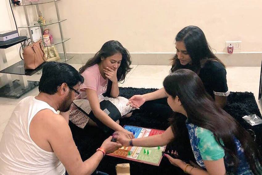 दिव्या प्रकाश की छोटी बहन शेफाली ने पुणे से लॉ किया है औऱ सुप्रीम कोर्ट में प्रैक्टिस कर रही हैं।