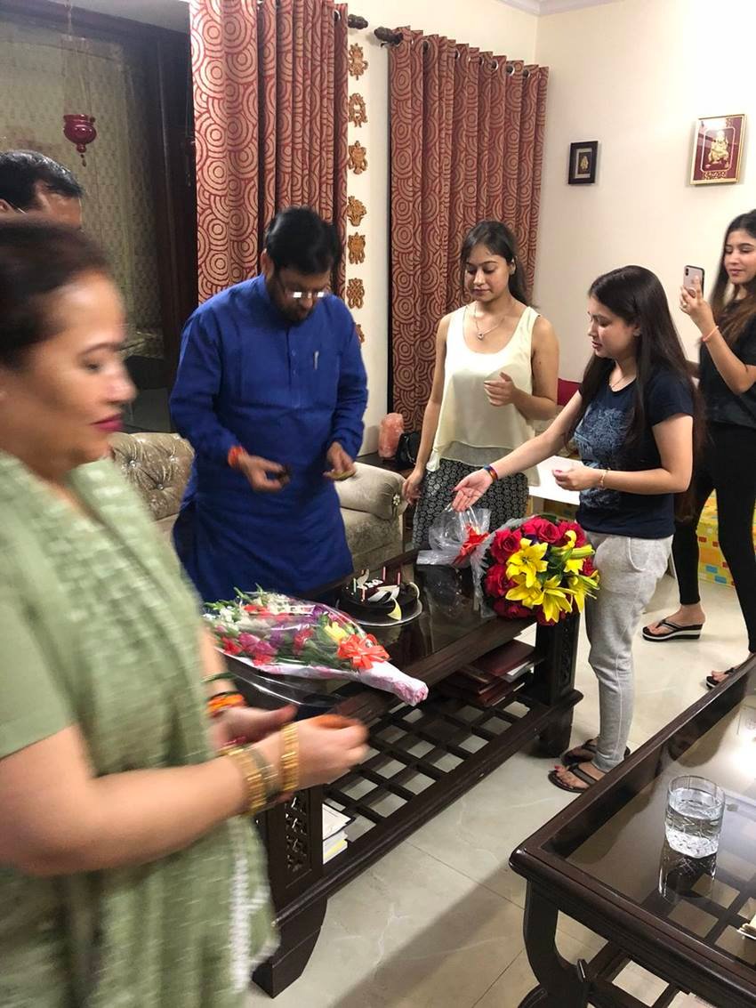 दिव्या प्रकाश यादव जयप्रकाश यादव की बड़ी बेटी हैं। उनकी छोटी बहन का नाम शेफाली है।