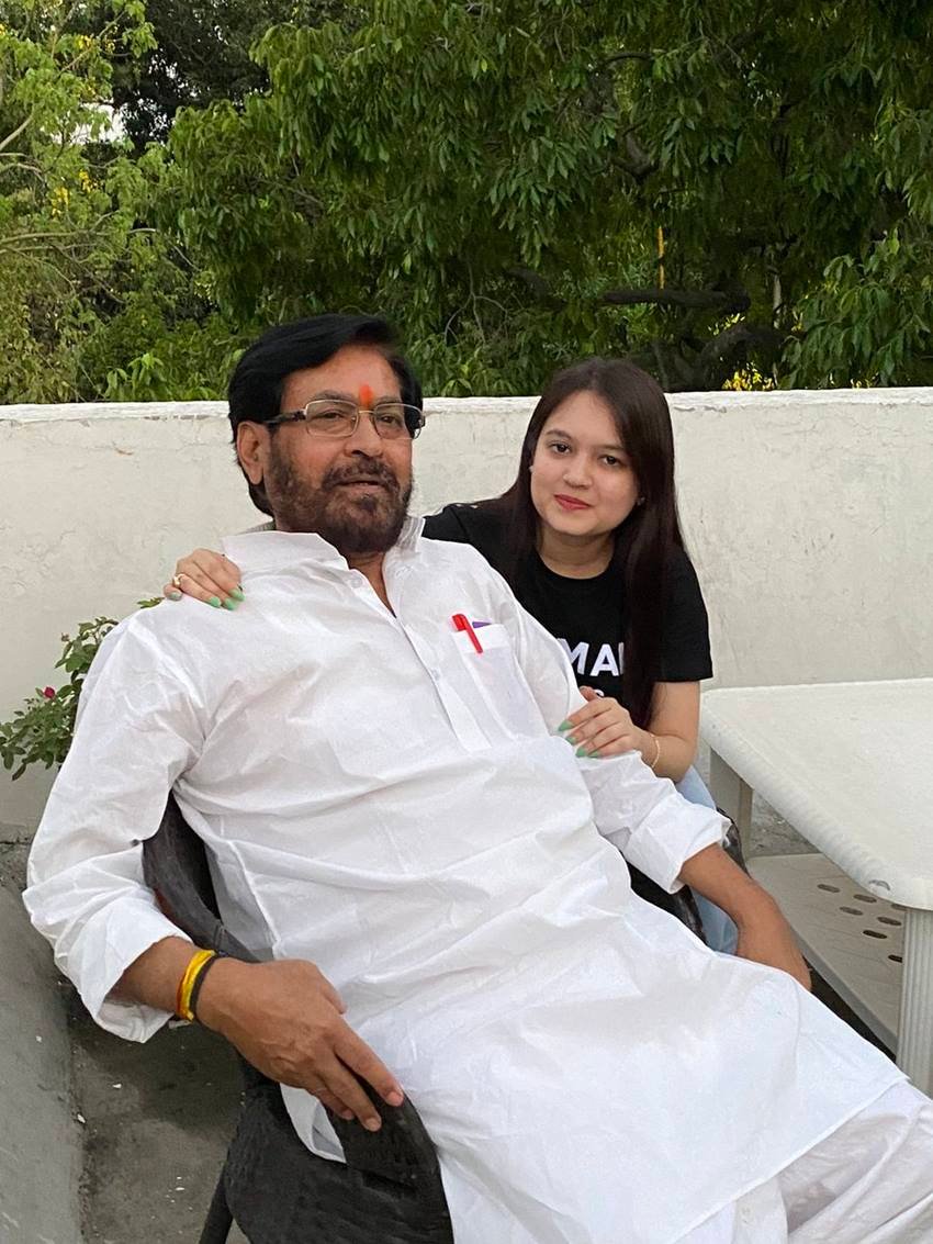 RJD ने इस बार तारापुर विधानसभा सीट से दिव्या प्रकाश यादव को टिकट दिया है। दिव्या लालू के करीबी और बिहार सरकार के पूर्व मंत्री जय प्रकाश यादव की बेटी हैं।