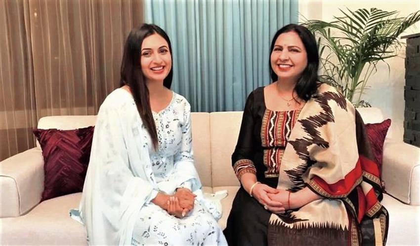 Divyanka Tripathi: दिव्यांका त्रिपाठी टेलीविजन इंडस्ट्री का बड़ा नाम हैं। टीवी सीरियल ये है मोहब्बतें ने उन्हें घर-घर में लोकप्रिय कर दिया था। हाल ही में दिव्यांका ने अपनी सास के साथ एक वीडियो शेयर किया है। दिव्यांका का ये वीडियों उनके फैंस को खूब पसंद आ रहा है। इस वीडियो के जरिए आइए जानते हैं कैसा है दिव्यांका का उनकी सास से रिश्ता: