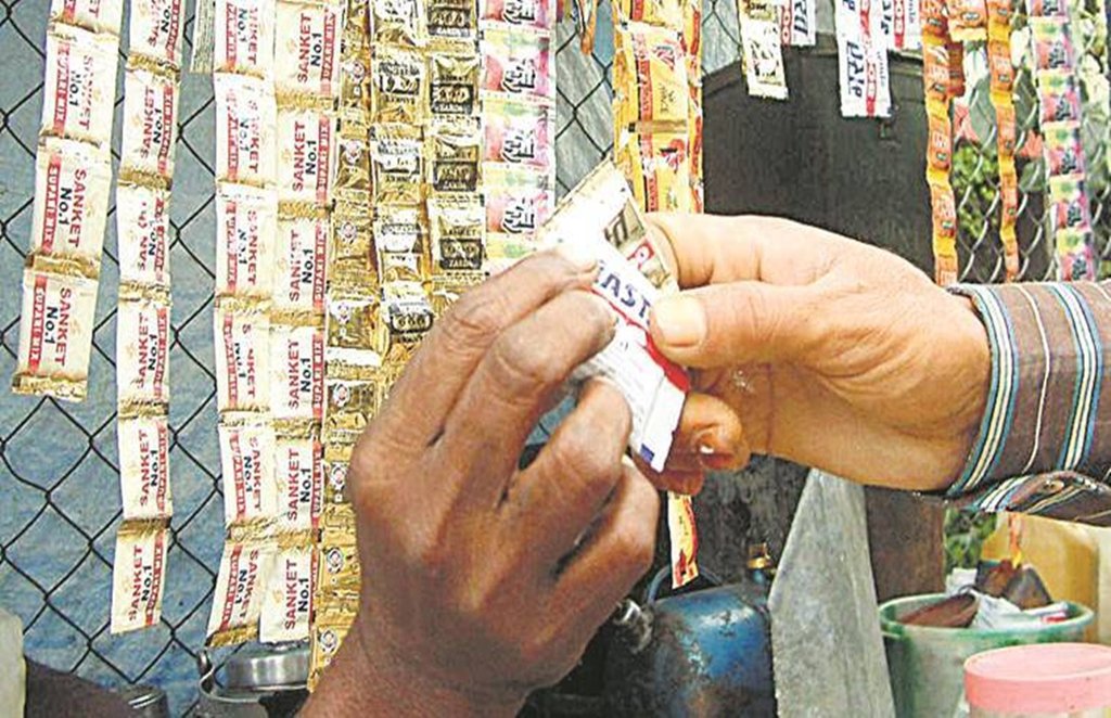 गुटखा पान मसाला शरीर के लिए धीमा जहर साबित हो रहा है।