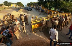 हाथरस गैंगरेपः पीड़िता के गांव में पुलिस के 300 जवान, 2 दिन तक परिजन रखे गए ‘कैद’, बोले- DM ने पूछा VIDEO कैसे वायरल हो रहे?