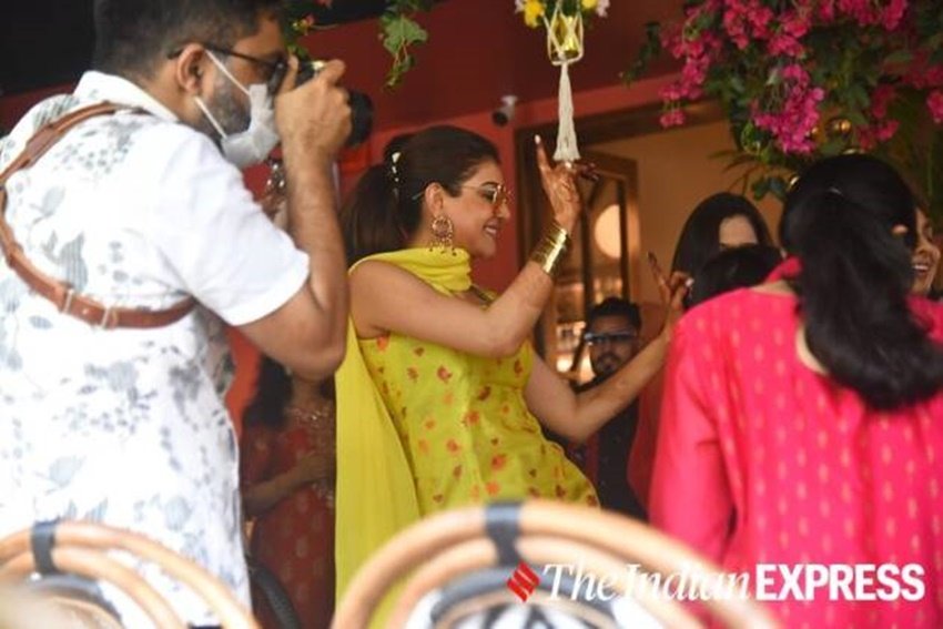 काजल पीले रंग के सूट में काफी खूबसूरत लग रही थीं। काजल ने अपनी हल्दी सेरेमनी में जमकर डांस भी किया।