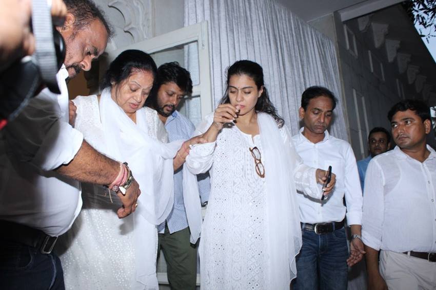 काजोल ने एक इंटरव्यू में बताया था कि उनकी सास उन्हें अपनी बेटी की तरह प्यार करती हैं। ये सिलसिला शादी के बाद पहले दिन से ही जारी है।