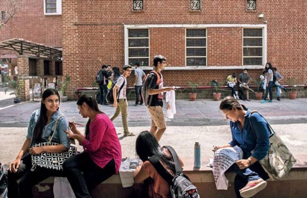 दिल्ली विश्वविद्यालय में कुछ पाठ्यक्रम में सामान्य श्रेणी के लिए दूसरी कटऑफ की संभावना कम है। 