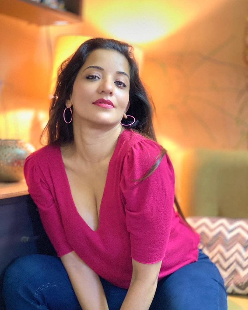 डीप नेक टीशर्ट के साथ खुले बाल मोनालिसा के लुक को कंपलीट कर रहे हैं।