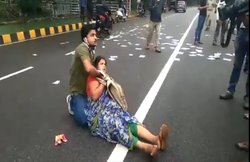 VIDEO: विधानसभा के बाहर मां की गर्दन पर चाकू रख धमकी देने लगा बेटा, BJD के मंत्रियों पर लगाए भ्रष्टाचार के आरोप