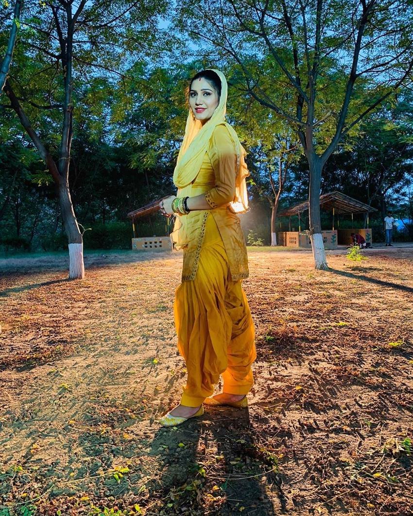 इसी साल जनवरी में इस तरह की चर्चा ने जोर पकड़ा कि सपना चौधरी ने शादी कर ली है। ना तो सपना चौधरी और ना ही उनके पति की तरफ से इस बात पर सहमति आई। चर्चा कुछ दिनों तक चली और फिर लोग भूल गए।