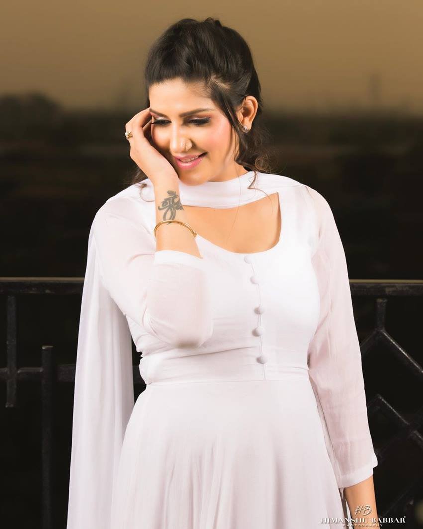 सपना चौधरी ने गुपचुप शादी रचाई और फिर अब मां भी बन गई हैं। सपना ने बेटे को जन्म दिया है।