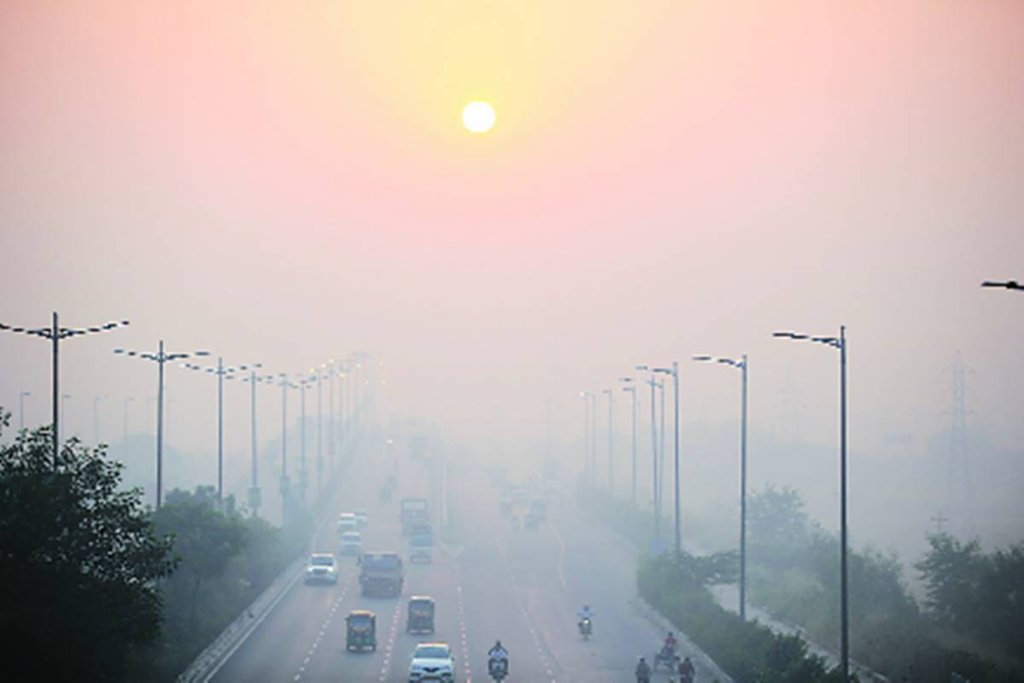 दिल्ली में शुक्रवार को वायु प्रदूषण काफी बढ़ गया। इससे लोगों को दिक्कत हुई।