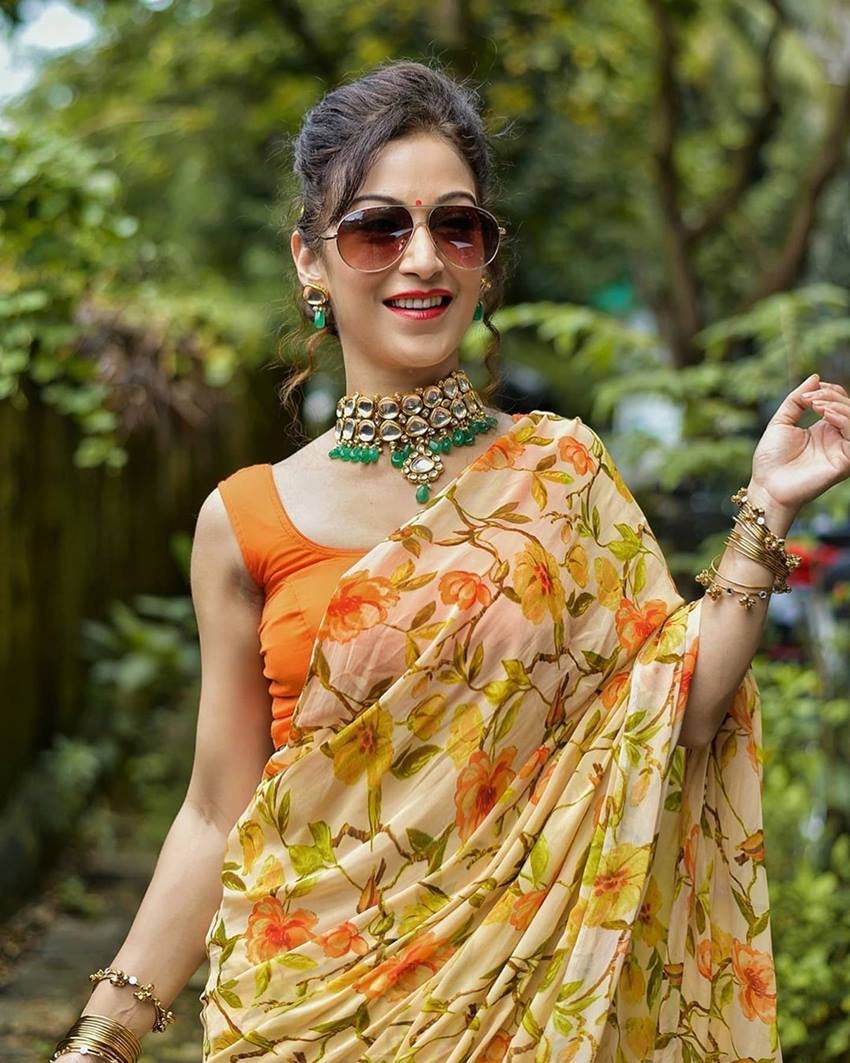 अपनी लेटेस्ट तस्वीरों में सुनैना फ्लावर प्रिंट साड़ी औऱ ऑरेंज ब्लाउज में नजर आ रही हैं।