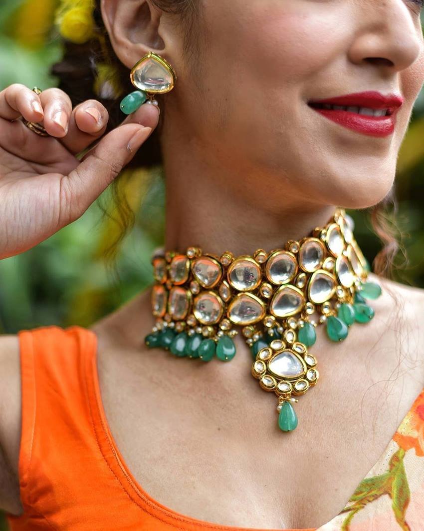 सुनैना फौजदार ने डिजायनर ज्वैलरी कैरी की है।