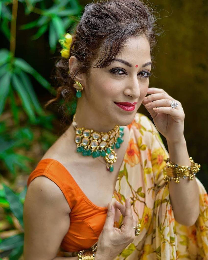 डिजायनर ज्वैलरी और फ्लावर प्रिंट वाली साड़ी में सुनैना बेहद खूबसूरत लग रही हैं।