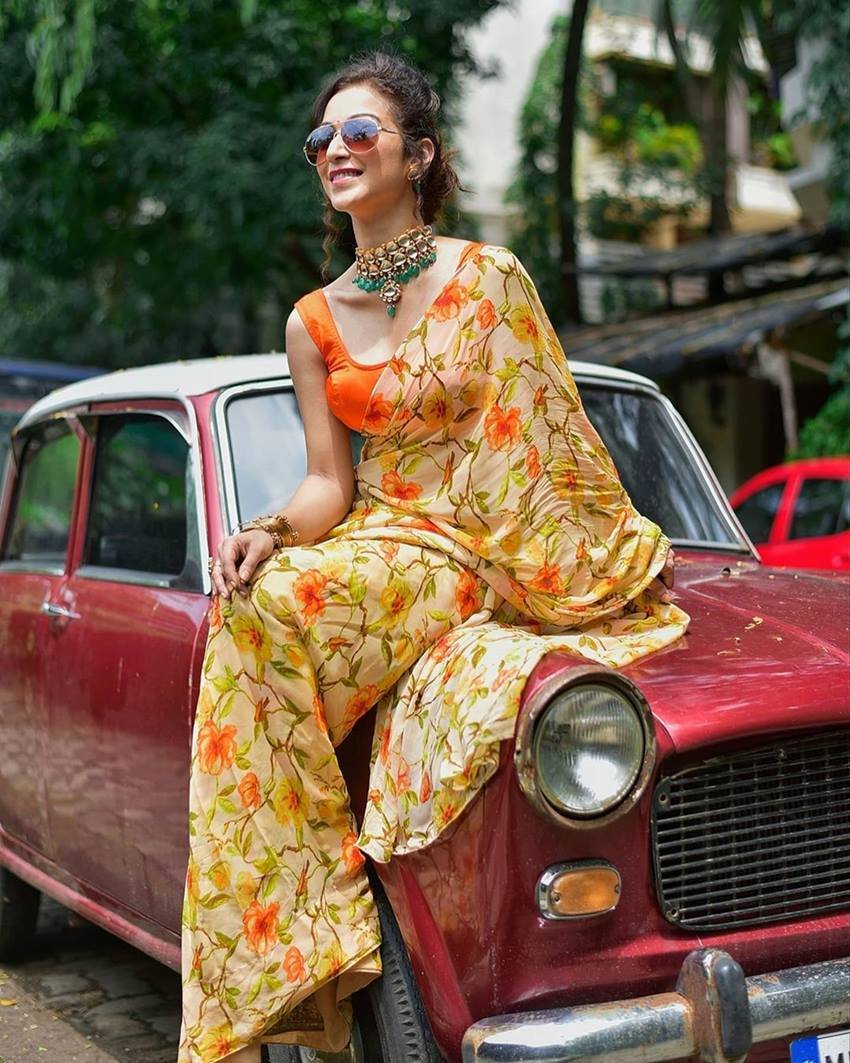 सुनैना फौजदार का पूरा लुक रेट्रो अंदाज में नजर आ रहा है। इन तस्वीरों पर बड़ी संख्या में लाइक्स और कमेंट्स आ रहे हैं।