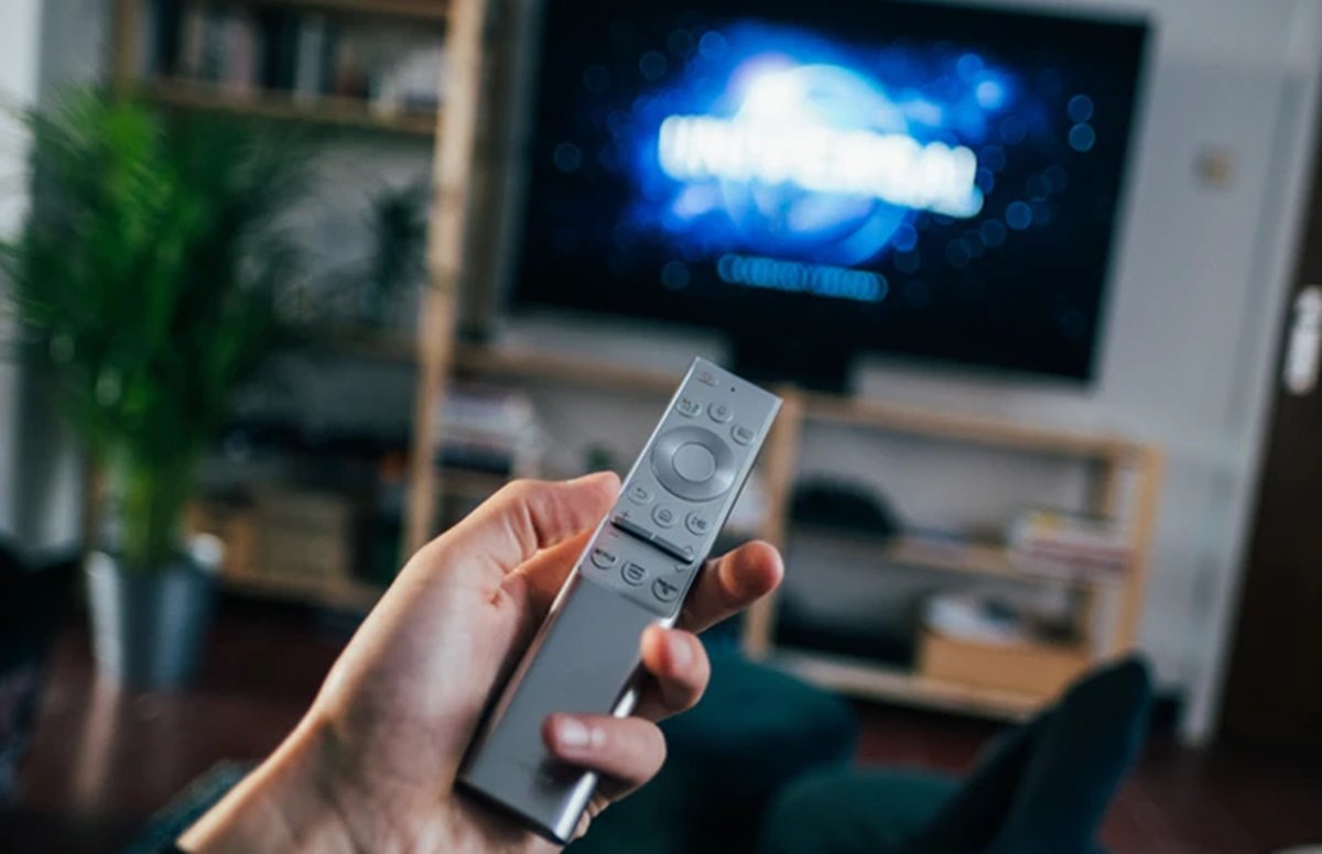 टेलीविजन के कार्यक्रमों की रेटिंग तय करने के लिए बाक्स लगाए जाते हैं (ऊपर), एसवाई कुरैशी(बाएं) और पुनीत गोयनका (दाएं)।