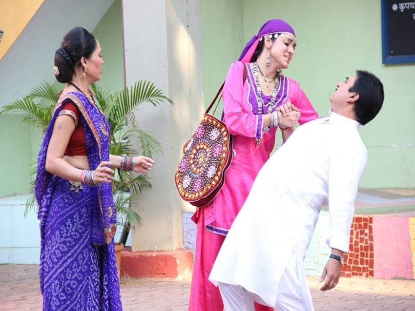 शो के प्रोड्यूसर असित मोदी ने साल 2012 में सिंपल कौल को गुलाबो के किरदार में कास्ट किया था। इसके एक साल बाद ही सिंपल शो से अलग हो गईं। शो छोड़ने का कोई स्पष्ट कारण सामने नहीं आया था।