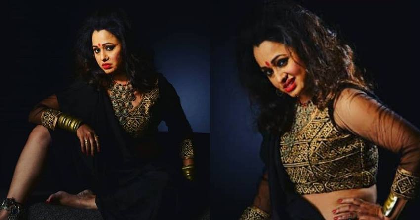 सुरभि चंदना बोल्ड वेस्टर्स ड्रेसेज के साथ ही साड़ी में भी कमाल लगती हैं।