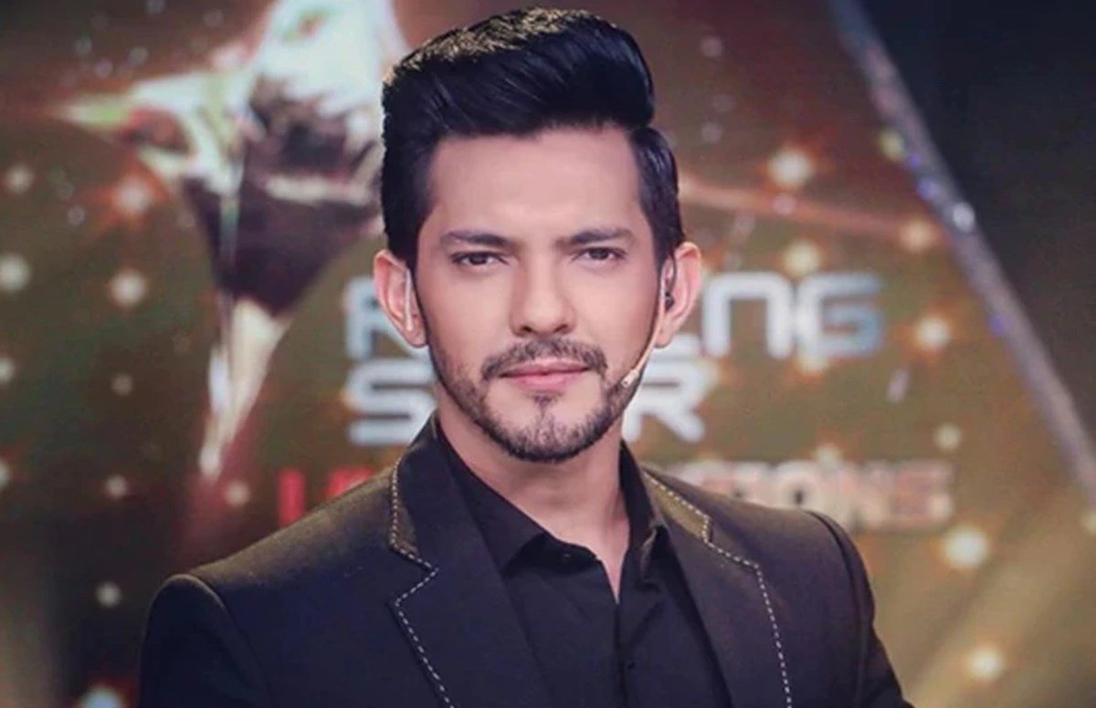 खतरों के खिलाड़ी 9 के फाइनलिस्ट और पार्श्व गायक आदित्य नारायण जल्द ही श्वेता अग्रवाल से शादी करने वाले हैं। खतरों के खिलाड़ी 9 के फाइनलिस्ट और पार्श्व गायक आदित्य नारायण जल्द ही श्वेता अग्रवाल से शादी करने वाले हैं।