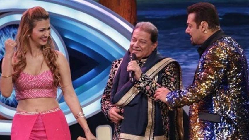 बता दें कि अनूप जलोटा और जसलीन मथारू एक साथ Bigg Boss 12 में बतौर कंटेस्टेंट पहुंचे थे।