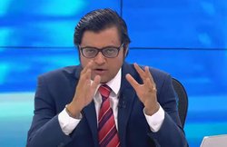 रिपब्लिक टीवी पर चीखने लगे अर्नब गोस्वामी- हमें बधाई दो, बधाई दो… हम बधाई के पात्र हैं