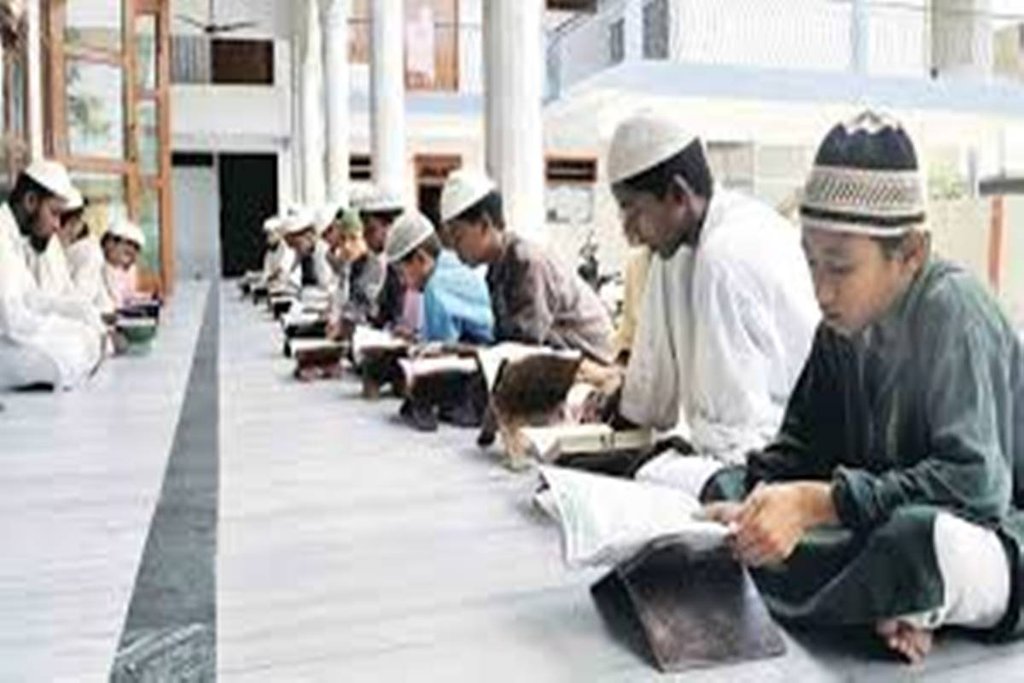 असम सरकार मदरसों को सरकारी पैसा देना बंद करने का निर्णय लिया है।
