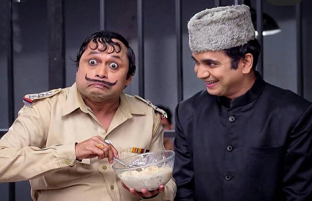  हप्पू सिंह यानी योगेश त्रिपाठी ने भाभी जी पर हैं सीरियल करने से पहले कई ऐड फिल्मों में काम किया। 