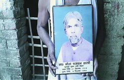 विशेष: पासबां कोई न हो
