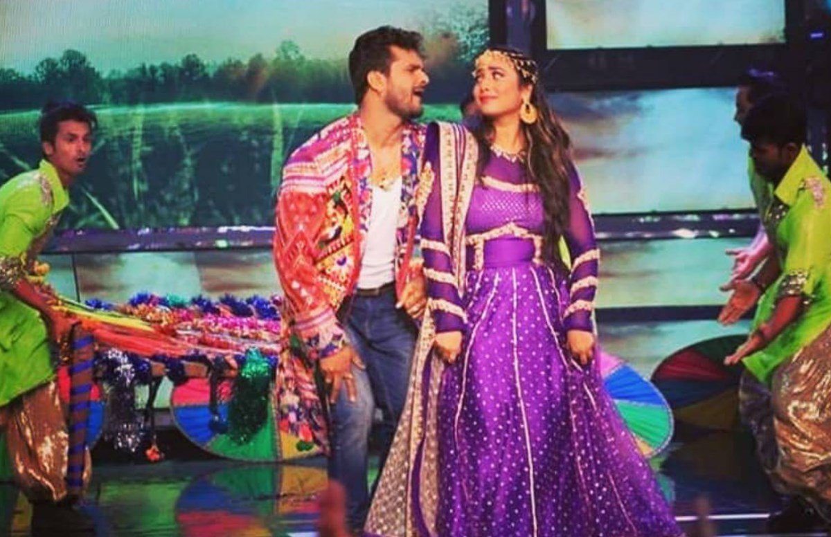 बिग बॉस 13 के दौरान खेसारी लाल यादव के साथ परफॉर्म करतीं रानी चटर्जी।