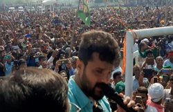 फोटो लेबे वाला दूरे से नहीं हमरा करोना होई त…, छपरा में राजद प्रत्याशी के प्रचार के दौरान बोले खेसारी लाल