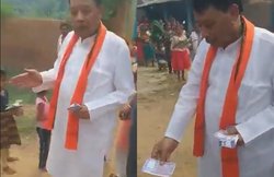 MP By-Elections 2020 से पहले शिवराज कैबिनेट के मंत्री का नोट बांटते VIDEO वायरल, Congress ने EC को दी शिकायत