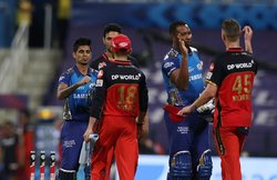 मुंबई इंडियंस ने रॉयल चैलेंजर्स बंगलौर को 5 विकेट से हराया, प्लेऑफ में पहुंचना लगभग पक्का