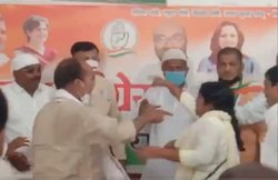 यूपी: कांग्रेस नेताओं ने महिला नेत्री को पीटा, वीडियो वायरल होने पर सोशल मीडिया यूजर्स ने कहा – महिला सशक्तिकरण का नमूना