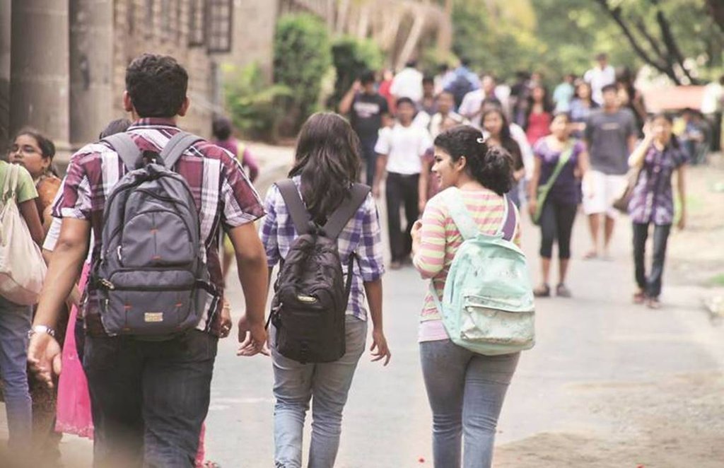स्कूल से बाहर समाज में जो सीखने का अवसर मिलता है और समाज सिखाता है, वह स्कूल कभी नहीं सिखा सकता है।
