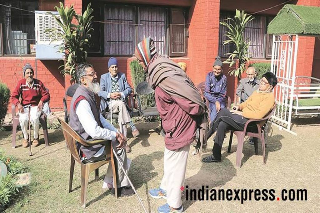 बुजुर्गों के सुबह-शाम टहलने से उनका स्वास्थ्य भी अच्छा रहता है, साथ ही अपने हमउम्र साथियों के साथ गपशप करने और चाय पीने से उनका मन भी लगा रहता है।