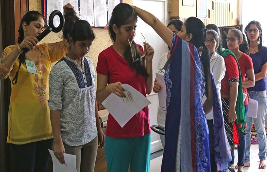 परीक्षा में शामिल होने से पहले जांच करातीं छाात्राएं।
फाइल फोटो।