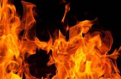 एक्स-गर्लफ्रेंड को जिंदा जला रहा था युवक, महिला ने जलते हुए उसे भी खींचा, दोनों की मौत