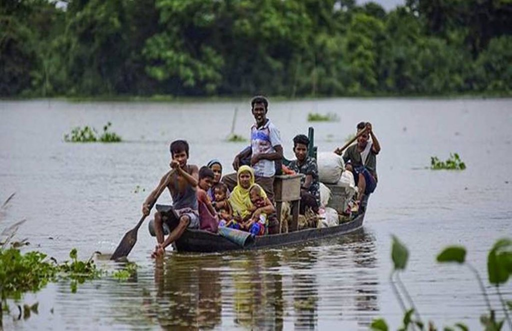असम में बाढ़ से हर साल लाखों लोग प्रभावित होते हैं, लेकिन राजनीतिक खींचतान मेंं अब तक इस समस्या का कोई निदान नहीं निकल सका है।