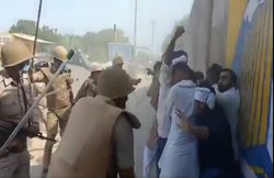 मीडिया से बात कर रहे थे जयंत चौधरी तभी पुलिस बरसाने लगी डंडे, कार्यकर्ताओं ने सुरक्षा घेरा बना बचाया, देखें VIDEO