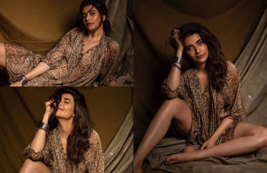 BIgg Boss 14: कलर्स टीवी की चर्चित रियालिटी शो दर्शकों के बीच में एक बार फिर से हाजिर है। इस साल भी शो के होस्ट सलमान खान ही हैं। बिग बॉस के नए सीजन के साथ ही इसके पुराने कंटेस्टेंट भी चर्चा में आ गए हैं। इन्हीं में से एक नाम है एक्ट्रेस करिश्मा तन्ना का। करिश्मा तन्ना अपनी लेटेस्ट तस्वीरों के कारण सोशल मीडिया में छाई हुई हैं।