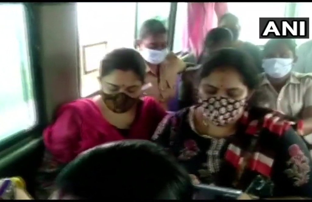 चिदंबरम जाते पुलिस ने बीजेपी की खुशबू सुंदर को हिरासत में ले लिया था। 