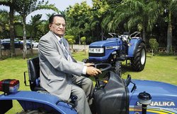 LIC एजेंट ने 65 साल की उम्र में शुरू की थी सोनालिका ट्रैक्टर कंपनी, आज धनकुबेरों में शामिल, पढ़ें दिलचस्प कहानी