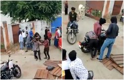 MP: शख्स की सरेराह बेरहमी से पिटाई, लकड़ी के पट्टे से किया हमला, बेसुध कर बाइक से लटका कर घुमाया; देखती रही भीड़