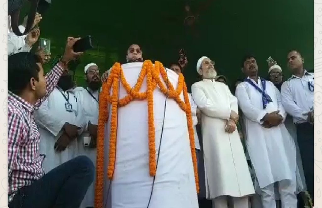 एआइएमआइएम के नेता असदुद्दीन ओवैसी भागलपुर के नाथनगर के सीटीएस ग्राउंड में जनसभा को संबोधित करते हुए।