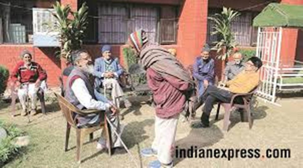 बुजुर्ग माता-पिता को जिस उम्र में बच्चों का साथ की जरूरत होती है, उस उम्र में उन्हे अकेला छोड़ दिया जाता है।