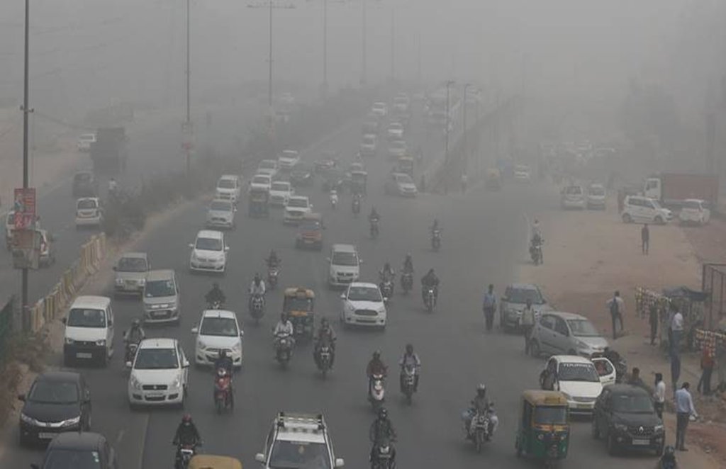 प्रदूषण से हो रही भारी परेशानी।फाइल फोटो।