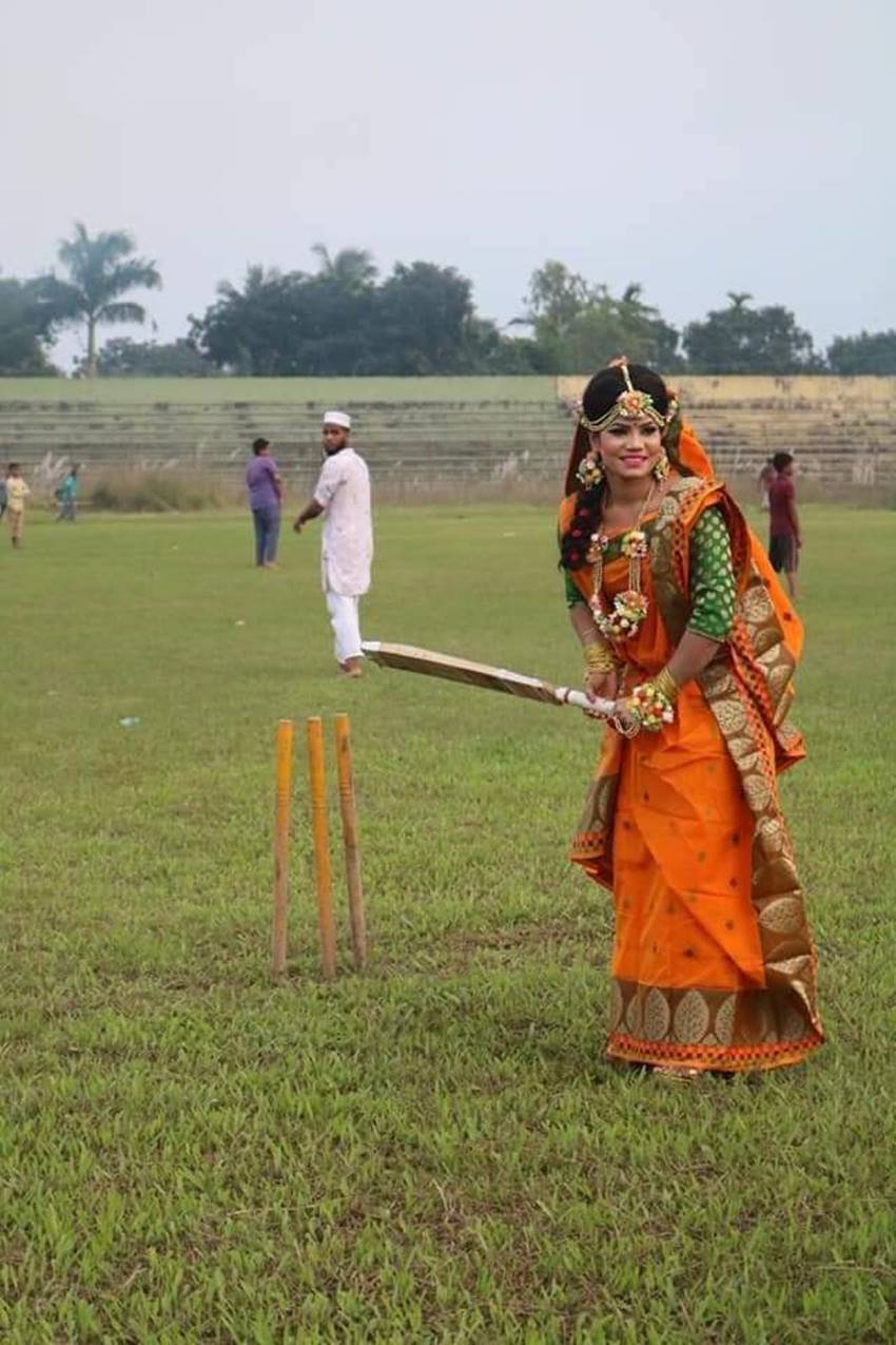साड़ी, गहने और बल्ले का ये कॉम्बिनेशन सोशल मीडिया य़ूजर्स को खूब लुभा रहा है।