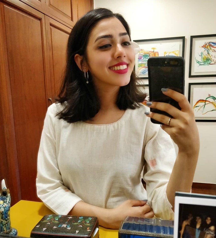 झील मूल रूप से गुजरात की रहने वाली हैं। हालांकि उनका जन्म और परवरिश मुंबई में ही हुई।