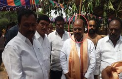 तेलंगाना में आफत बनी बारिश के बाद MLA पहुंचे मुआयना करने तो गुस्साई भीड़ ने फेंक कर मारी चप्पलें! सामने आया VIDEO