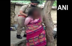 यूपी: किराया नहीं चुकाया तो मकान मालिक ने महिला को पेड़ से बांध कर पीटा, पुलिस ने बचाई जान; केस दर्ज