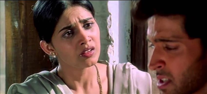 मिशन कश्मीर में रितिक की मां बनने वालीं सोनाली कुलकर्णी भी उनसे छोटी ही हैं।